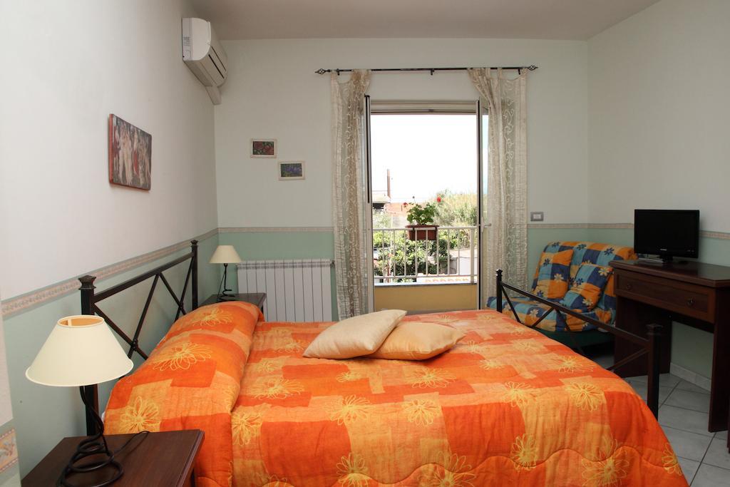 Bed And Breakfast Gigi Furci Siculo Camera foto