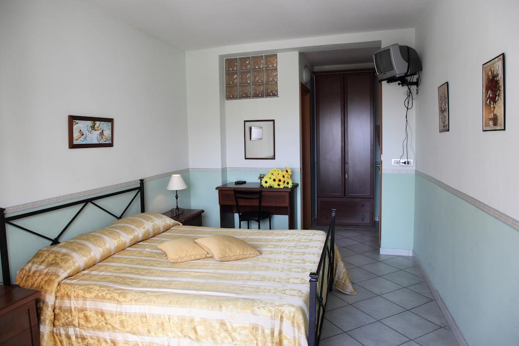 Bed And Breakfast Gigi Furci Siculo Esterno foto