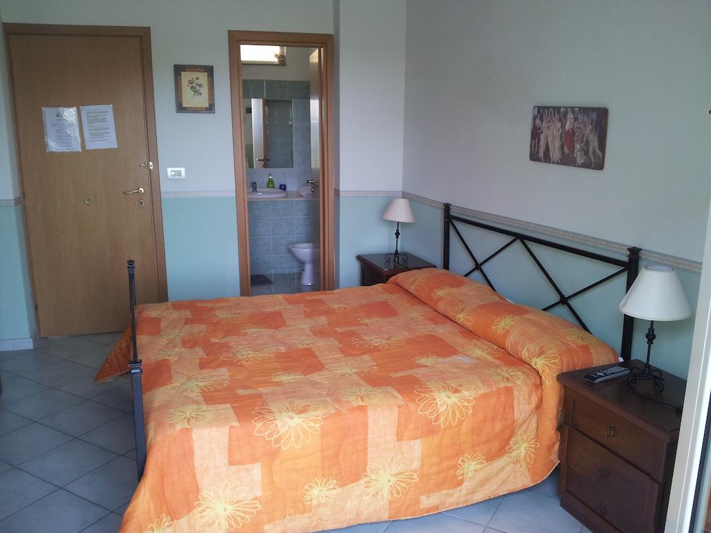 Bed And Breakfast Gigi Furci Siculo Camera foto
